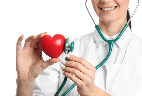 Cardióloga femenina con corazón rojo sobre fondo blanco — Foto de Stock