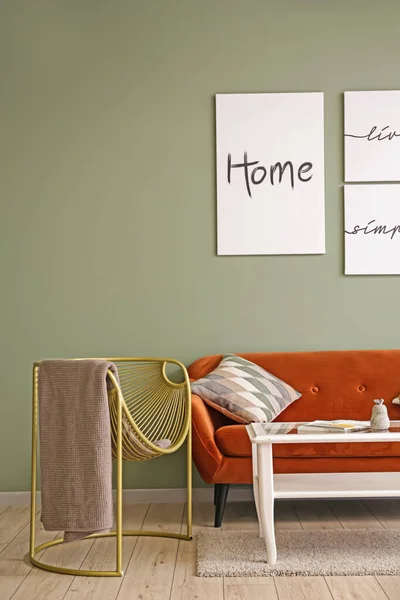 Belső tér modern szoba elegáns karosszék, kanapé és asztal közelében színes fal — Stock Fotó