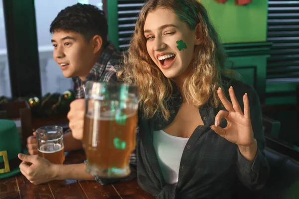 Jeune femme avec des amis célébrant la Saint-Patrick au pub — Photo