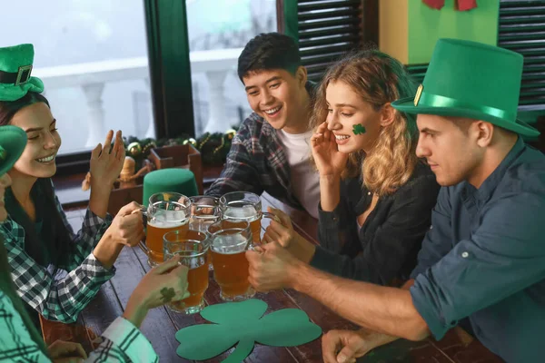 Jeunes amis célébrant la Saint-Patrick au pub — Photo
