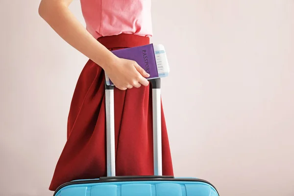 Kobieta turysta z bagażem na jasnym tle — Zdjęcie stockowe