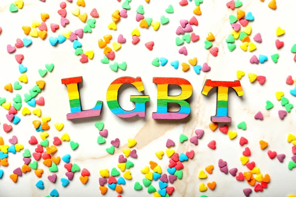 在白色的背景上撒满了爱的文字。Lgbt概念 — 图库照片