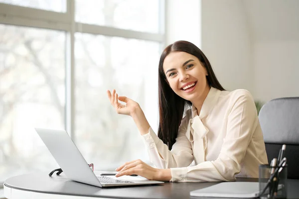 Mujer contable trabajando en el cargo — Foto de Stock