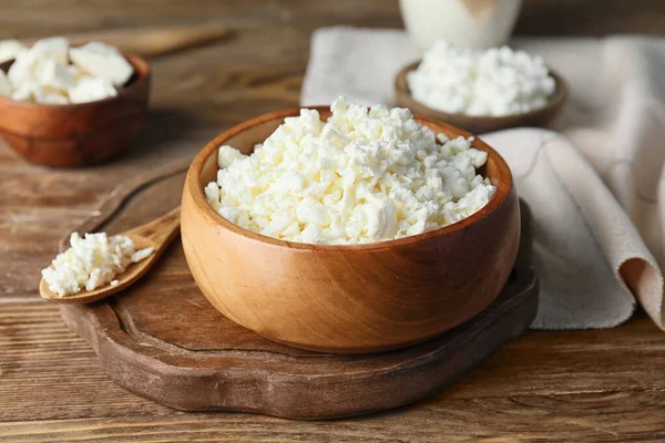 Bowl with cottage cheese on wooden table — Stock Photo, Image