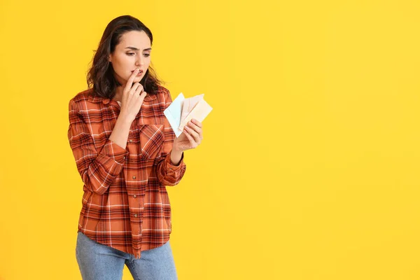 Jovem com almofadas menstruais em fundo de cor — Fotografia de Stock