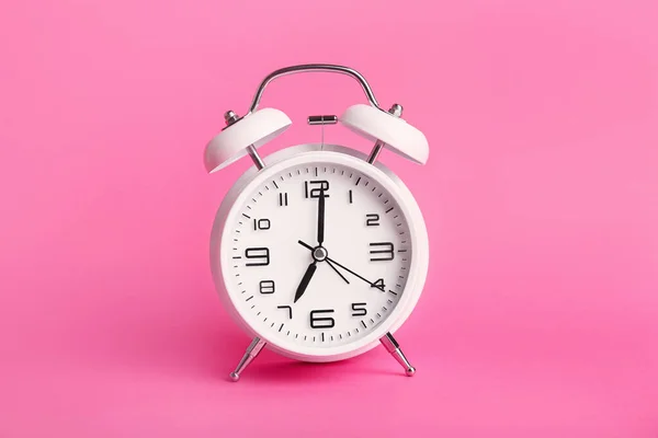 색상 배경에 알람 시계입니다. 시간 관리 개념 — 스톡 사진