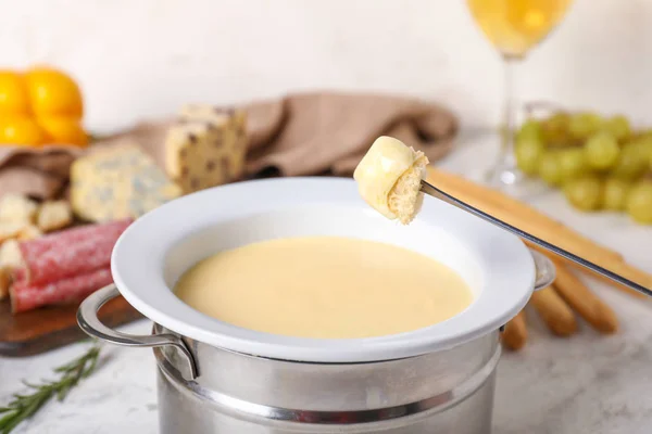 Inmersión de crouton en fondue de queso —  Fotos de Stock
