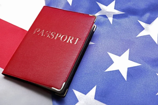 Paspoort op Usa vlag. Immigrantenconcept — Stockfoto