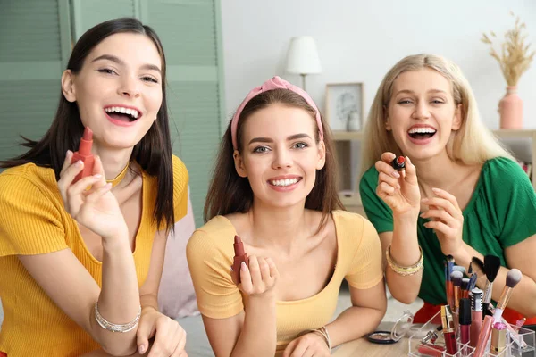 Beautiful young women applying makeup together at home — Stock Photo, Image