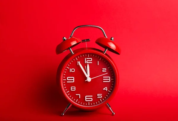 Väckarklocka färg bakgrunden. Time management koncept — Stockfoto