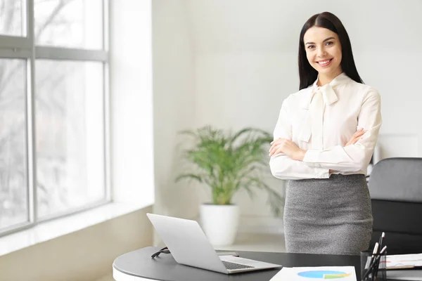 Portret van een jonge vrouwelijke accountant in functie — Stockfoto