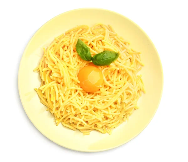 Prato com massa saborosa e ovo no fundo branco — Fotografia de Stock