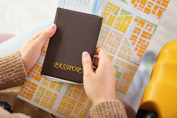 Female tourist with passport and map, closeup. Travel concept — Stock Photo, Image