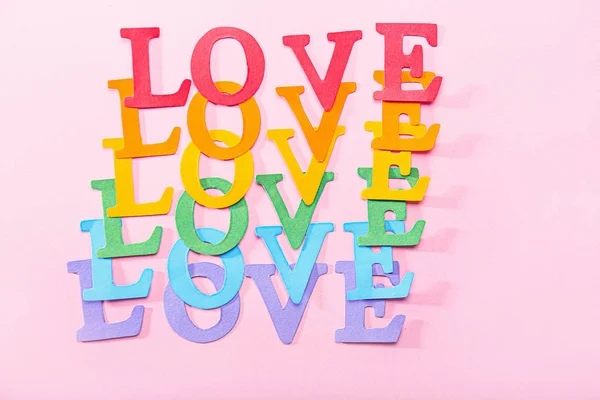 Molte parole AMORE su sfondo a colori. Concetto LGBT — Foto Stock