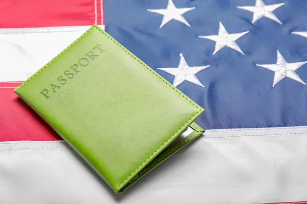 Paspoort op Usa vlag. Immigrantenconcept — Stockfoto