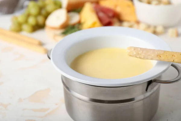Sumergir el palo de pan en fondue de queso, primer plano —  Fotos de Stock