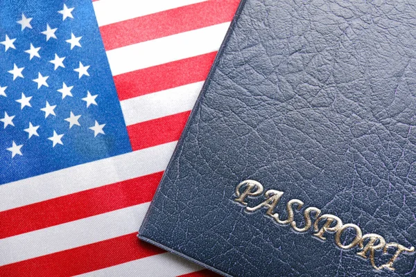 Paspoort op Usa vlag, close-up. Immigrantenconcept — Stockfoto