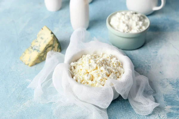 Bowl with cottage cheese on color background — Stock Photo, Image