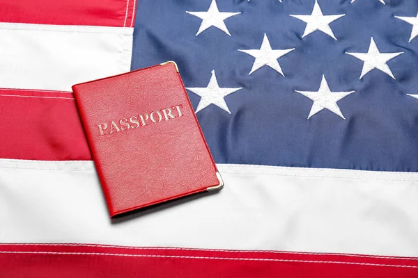 Paspoort op Usa vlag. Immigrantenconcept — Stockfoto