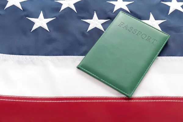 Paspoort op Usa vlag. Immigrantenconcept — Stockfoto