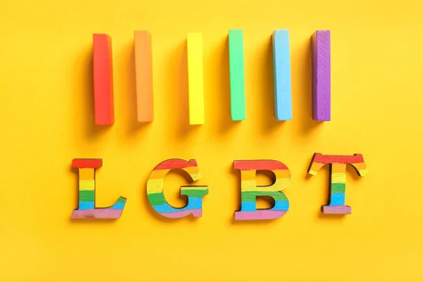 Letras LGBT con bloques sobre fondo de color —  Fotos de Stock