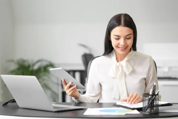 Female accountant working in office — Stock Photo, Image