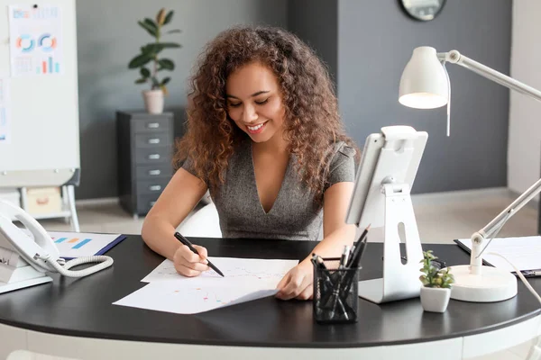 Young African-American businesswoman working in office — Stock Photo, Image