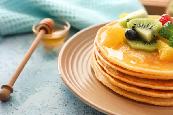 Teller mit einem Stapel leckerer Pfannkuchen auf dem Tisch, Nahaufnahme — Stockfoto