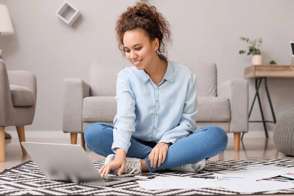 Young African-American businesswoman working on laptop at home — Stock Photo, Image