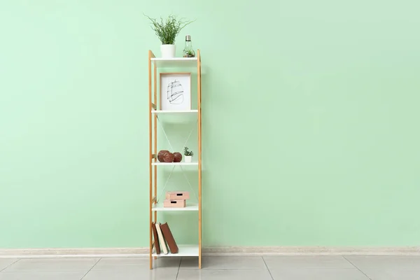 Unité d'étagère avec décor près du mur de couleur — Photo
