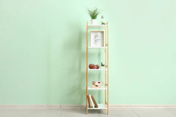 Unidad de estante con decoración cerca de la pared de color — Foto de Stock