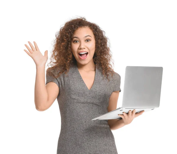 Zaskoczona afro-amerykańska bizneswoman z laptopem na białym tle — Zdjęcie stockowe