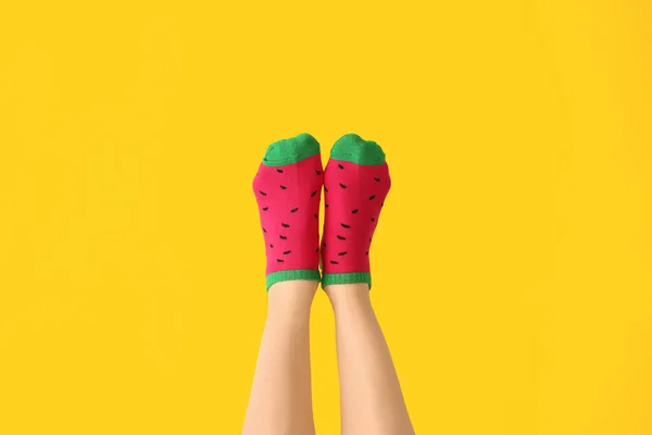 Nogi młodej kobiety w skarpetkach na kolorowym tle — Zdjęcie stockowe
