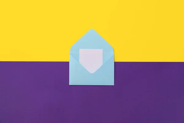 Papieren envelop op kleur achtergrond — Stockfoto