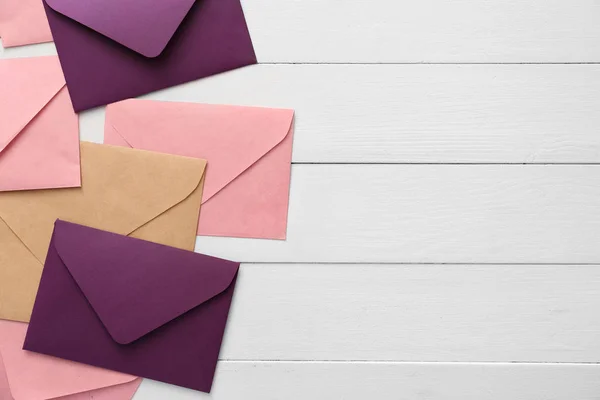 Envelopes de papel sobre fundo de madeira — Fotografia de Stock
