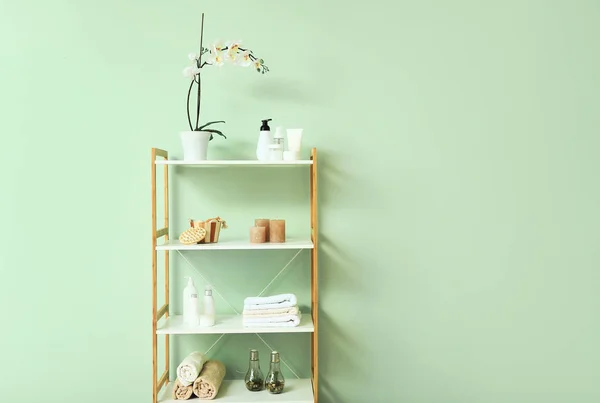 Shelf unit with decor near color wall — Stock Photo, Image