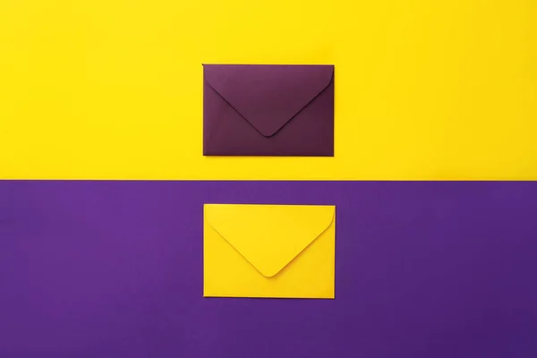 Бумажные конверты на цветном фоне — стоковое фото
