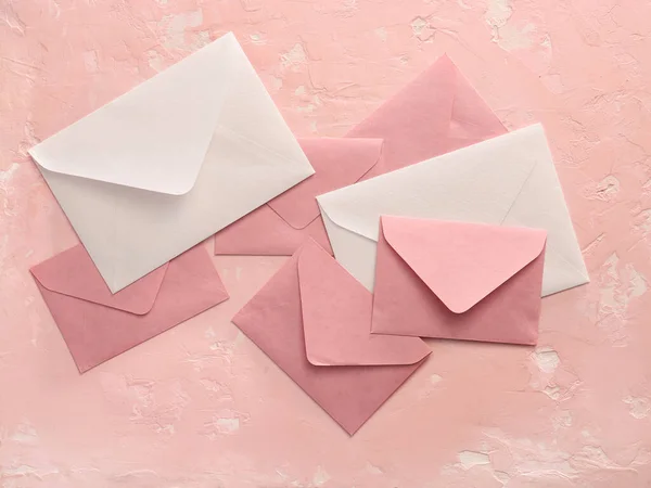 Papieren enveloppen op kleur achtergrond — Stockfoto