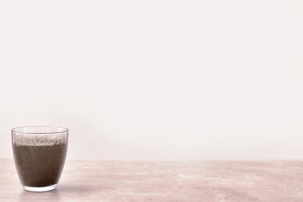 Vaso de agua sucia en la mesa — Foto de Stock