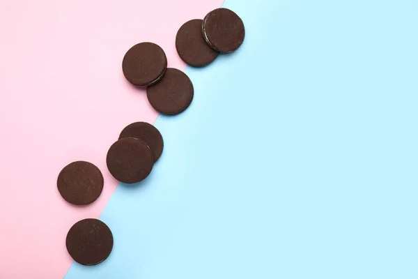 Biscoitos de chocolate saborosos no fundo da cor — Fotografia de Stock