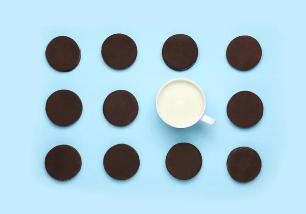 Biscoitos de chocolate saborosos com xícara de leite no fundo de cor — Fotografia de Stock