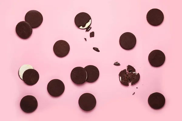 Biscoitos de chocolate saborosos no fundo da cor — Fotografia de Stock