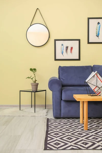 Интерьер современной гостиной с удобным диваном и столом — стоковое фото