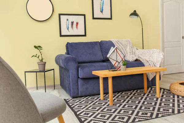 Интерьер современной гостиной с удобным диваном и столом — стоковое фото