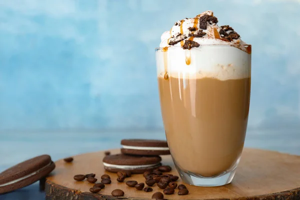 Glas lekkere koffie en koekjes op kleur achtergrond — Stockfoto
