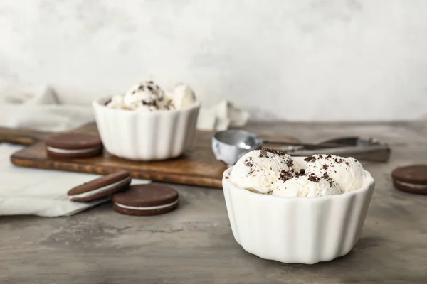 Bowl with tasty cookies on grey table — Stock Photo, Image