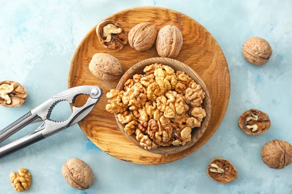 Samenstelling met lekkere walnoten op tafel — Stockfoto