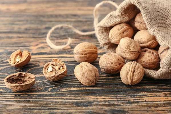 Вкусные орехи на деревянном столе — стоковое фото