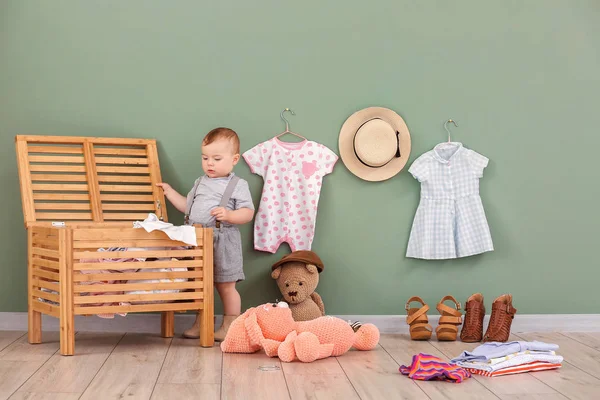 可爱的宝宝，家里有时髦的衣服和玩具 — 图库照片