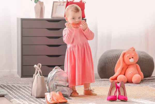 Söt liten flicka med snygga kläder och accessoarer hemma — Stockfoto